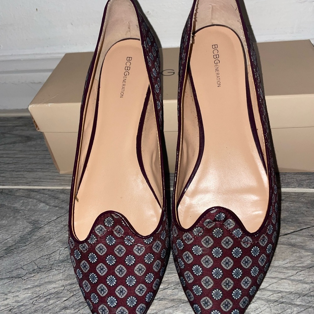 BCBG flats, 9.5. Feel and look good as new. Only worn a handful of times.